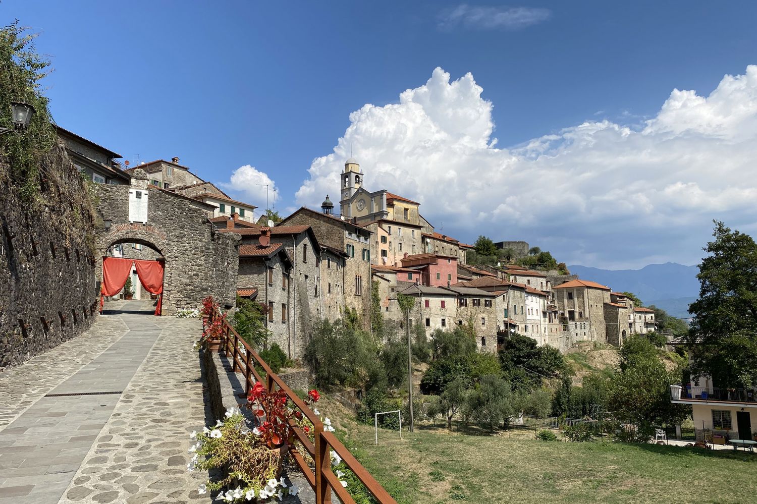 Mulazzo Torre Di Dante E Castello Malaspina Lunigiana MS