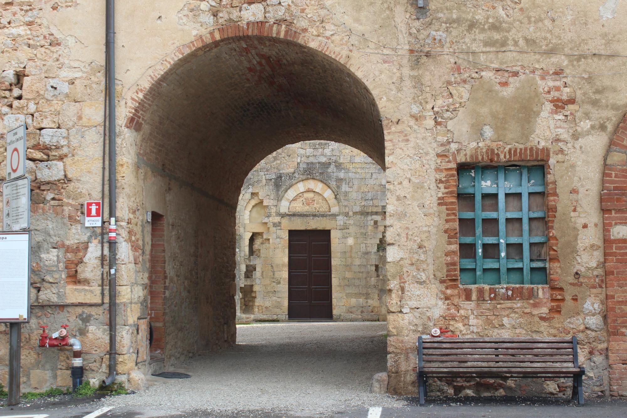 Abbadia a Isola Monteriggioni e Abbazia Fortificata