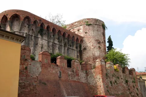 Rocca del Cerruglio e Mura di Montecarlo