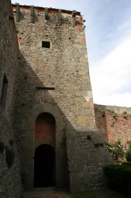 Rocca del Cerruglio e Mura di Montecarlo