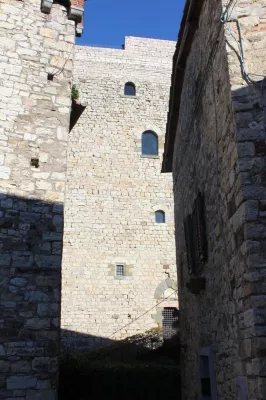 Vertine Castle