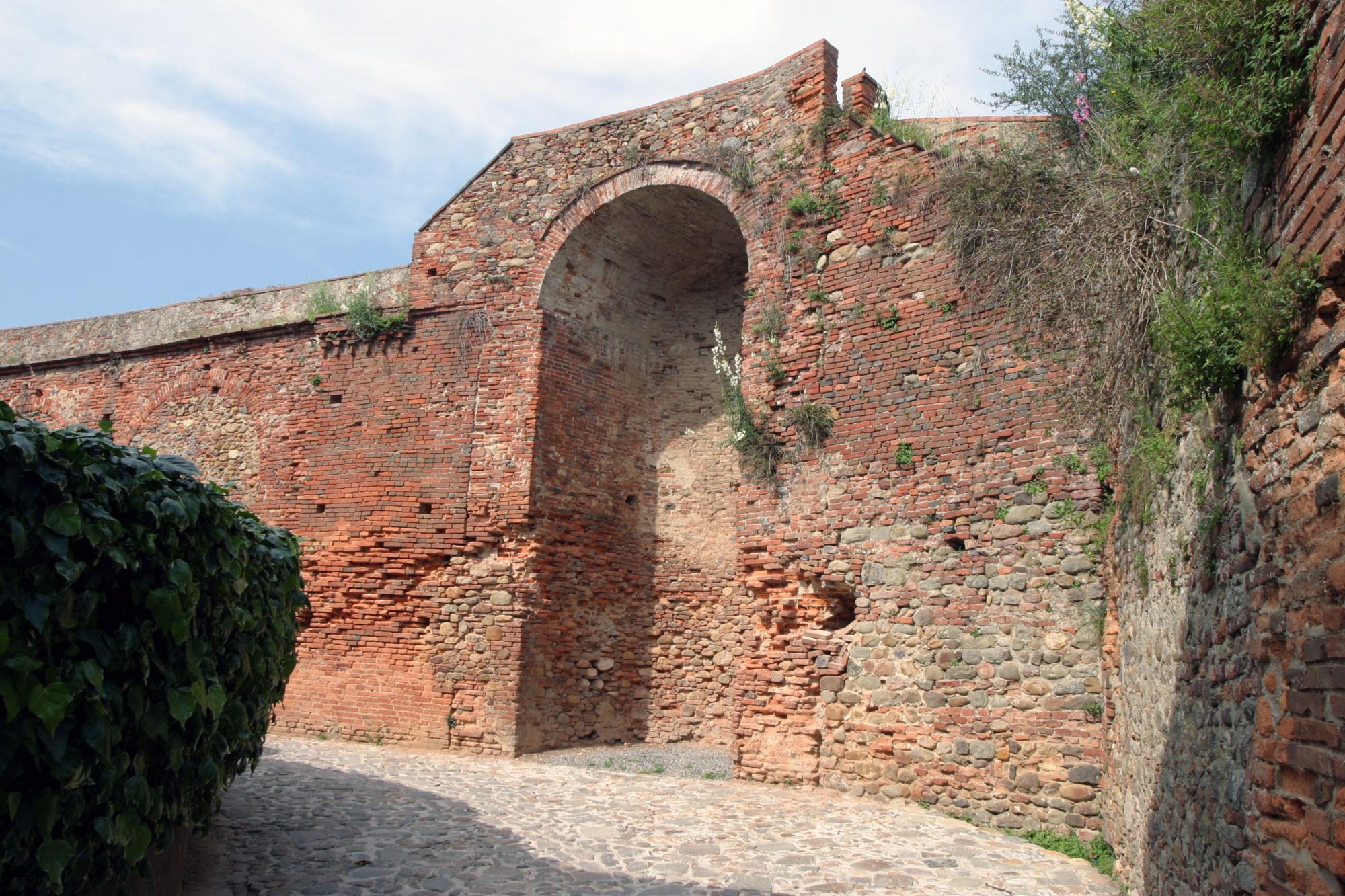 Rocca del Cerruglio e Mura di Montecarlo