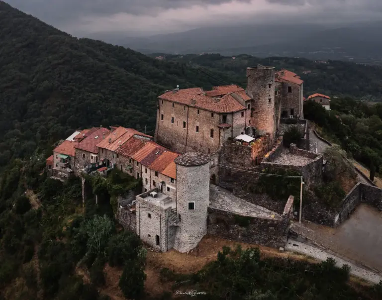 Castello e Borgo di Castevoli 1