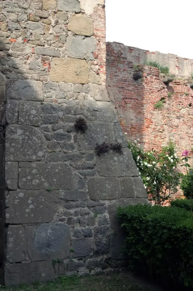 Rocca del Cerruglio e Mura di Montecarlo 10