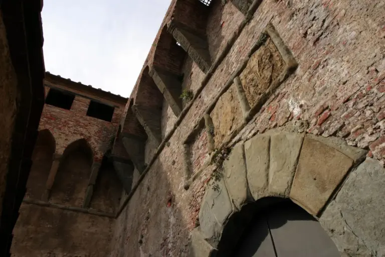 Rocca del Cerruglio e Mura di Montecarlo 4